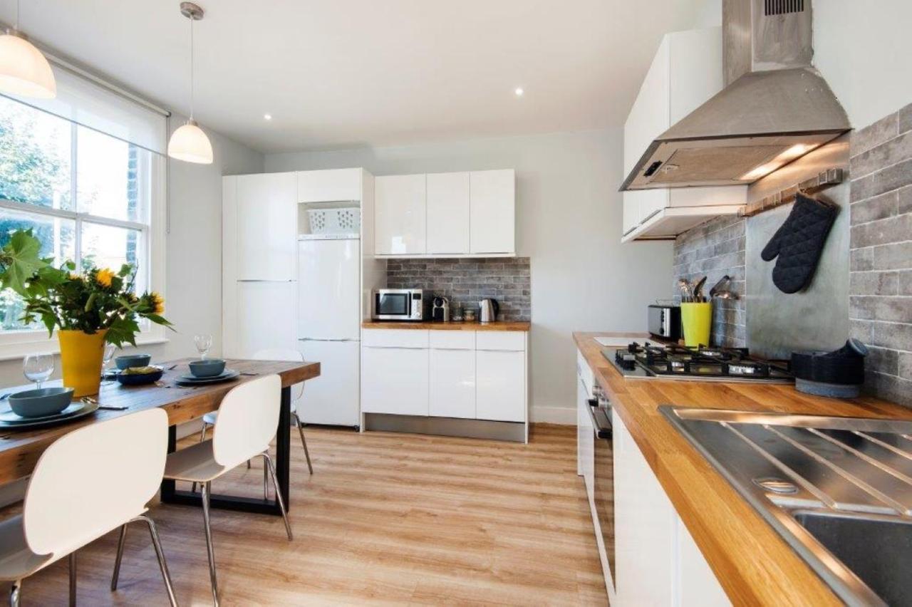 Modern Family Home In London Close To Amenities And Train Kültér fotó